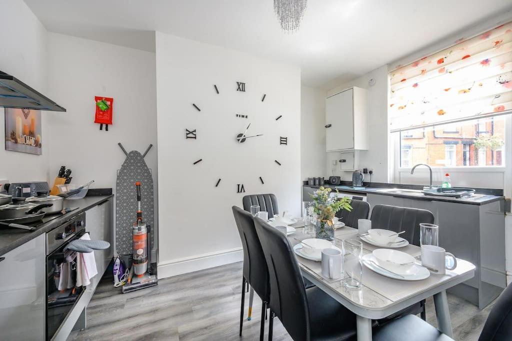 -16Pt- For Your Relaxed & Cosy Stay & Free Parking Leeds  Exteriör bild